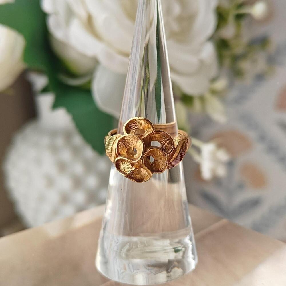 Vintage signed Crown Trifari abstract gold tone flower ring